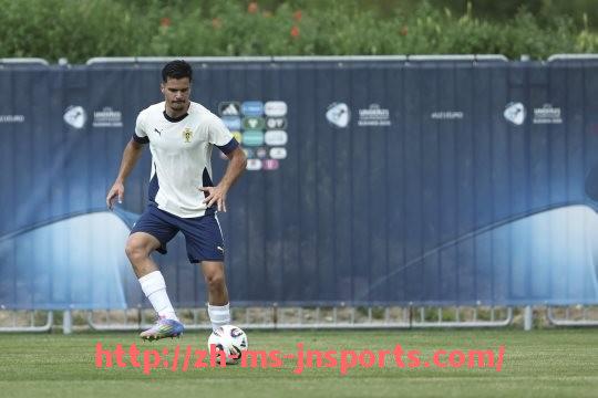 JN江南体育-英超球员豪宅曝光与生活方式揭秘