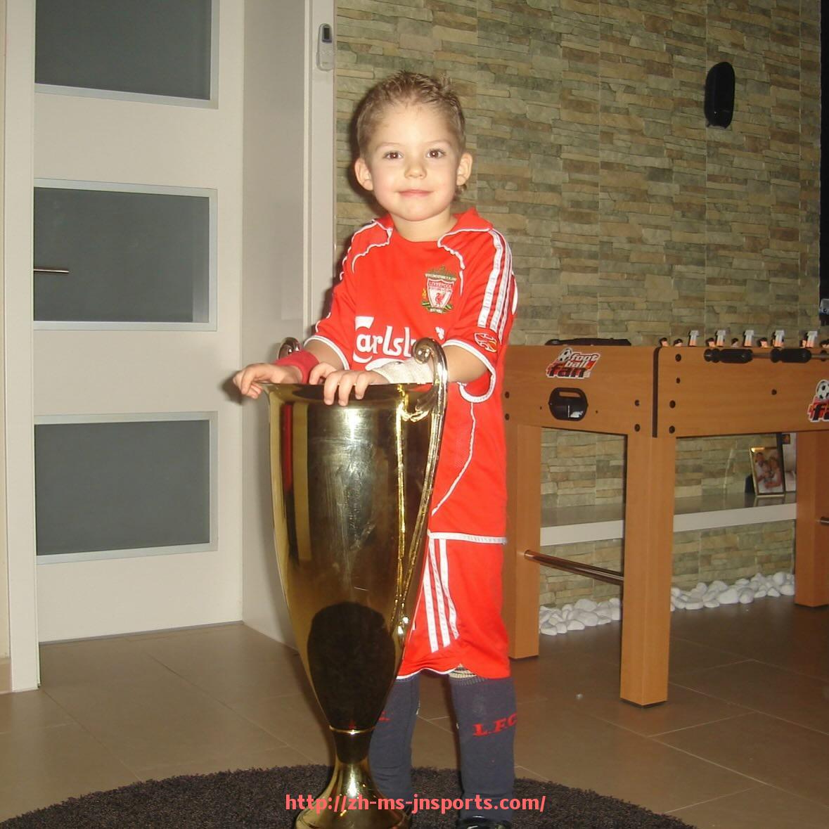 JN江南体育-意甲球队谈利物浦：意甲球队与英超对手交流与碰撞